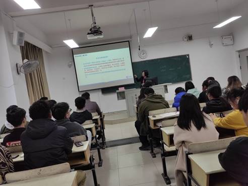 说明:会议室里的人们  描述已自动生成